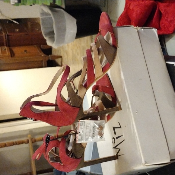 Zara's High Heels: Woman's Size 7.5. Strapless w/Black Zipper Along Side Back - Picture 4 of 4